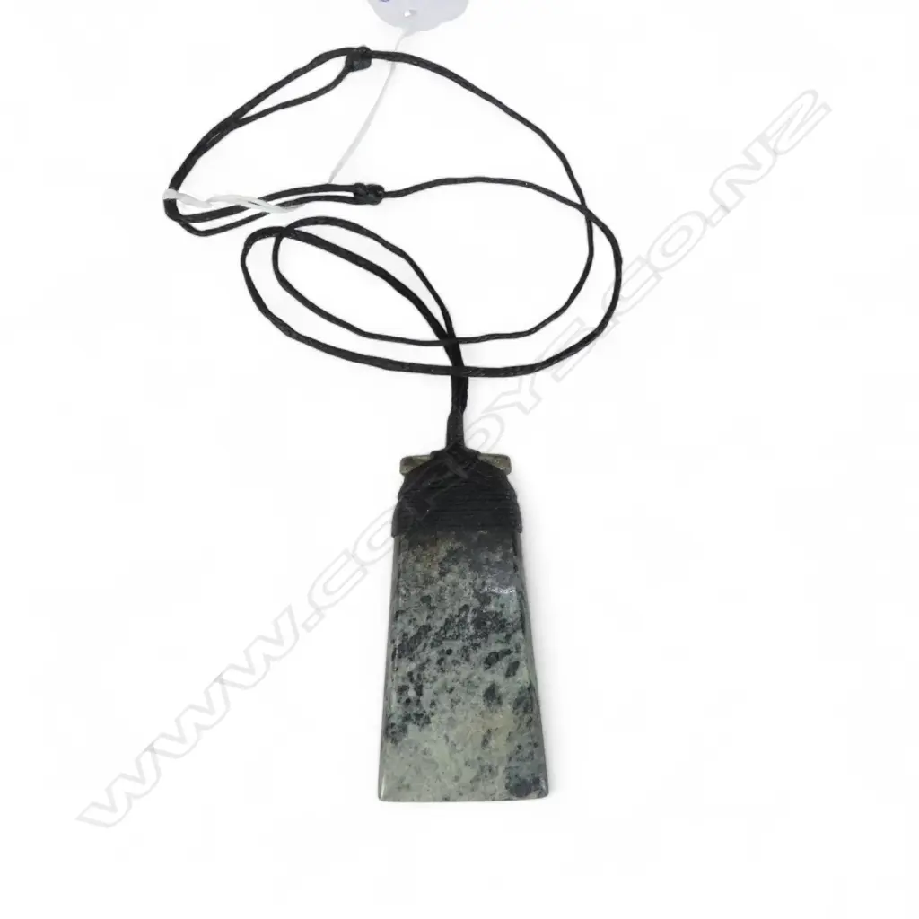 KAWAKAWA  POUNAMU HEI TOKI (with woven cord) L.70mm Image 1++