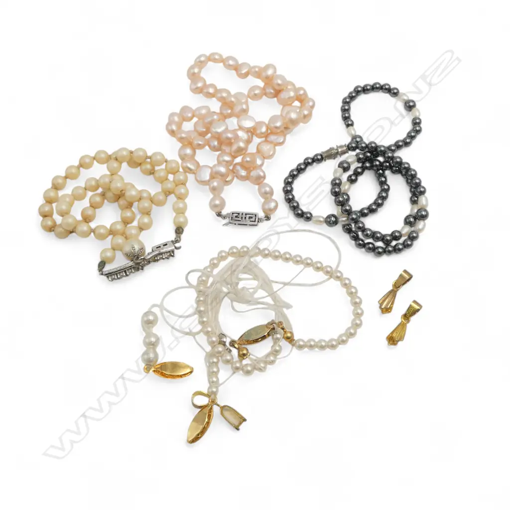 ASSORTED COSTUME PEARL & PEARL NECKLACES Image 1++