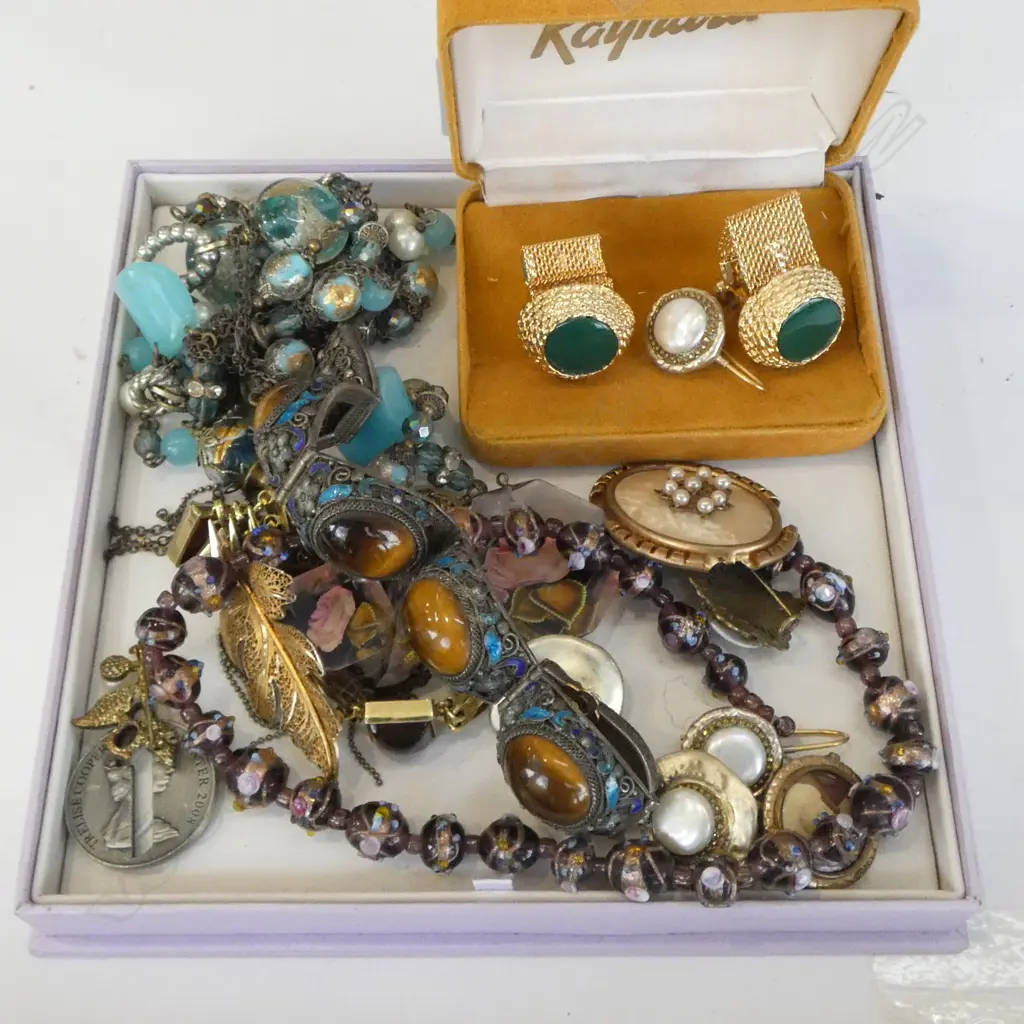ASST. VINTAGE JEWELLERY INCLDS SILVER GILT  & SILVER/TIGER EYE BRACELET  Image 1++