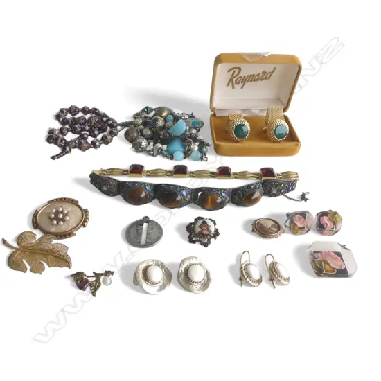 ASST. VINTAGE JEWELLERY INCLDS SILVER FRESHWATER PEARL EARRINGS & SILVER/TIGER EYE BRACELET