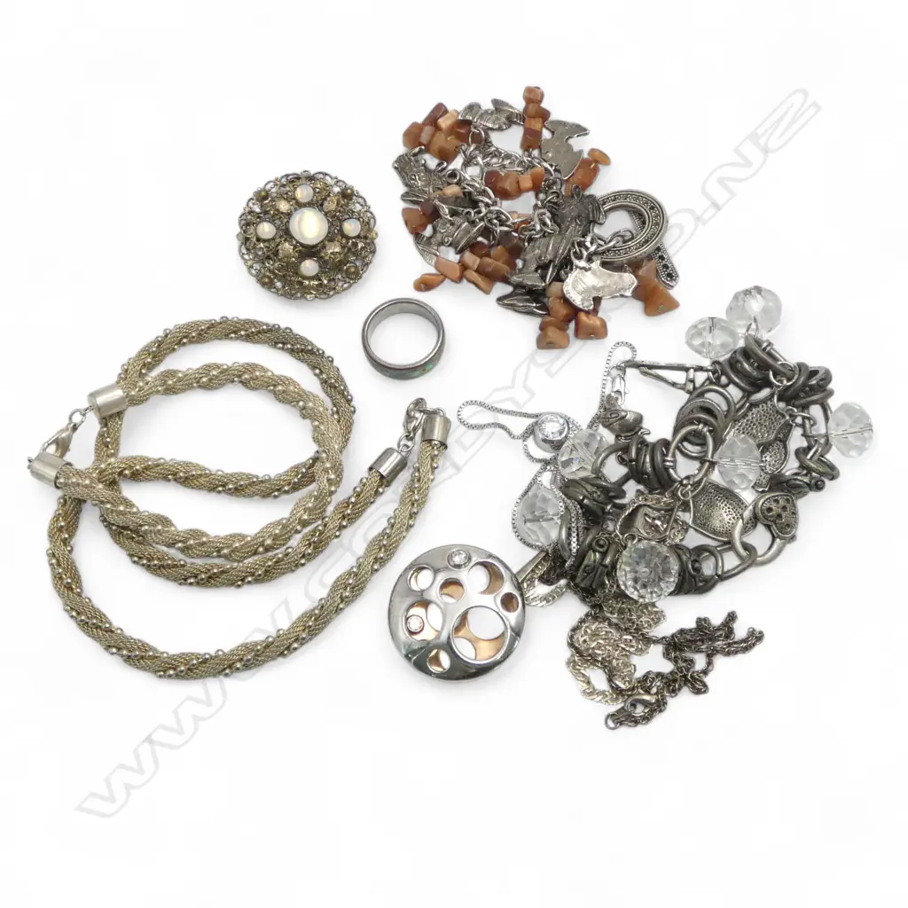 ASSORTED SILVER AND COSTUME JEWELLERY Image 1++