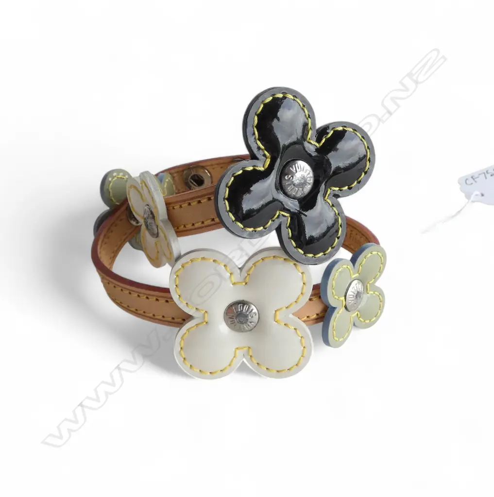 LOUIS VUITTON VERNIS LEATHER DOUBLE WRAP FLOWER BRACELET, unworn condition (black flower) Image 1++