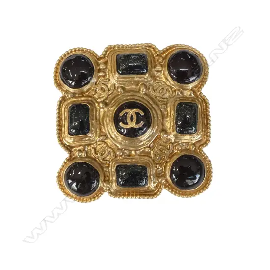 CHANEL BROOCH/PENDANT IN BOX