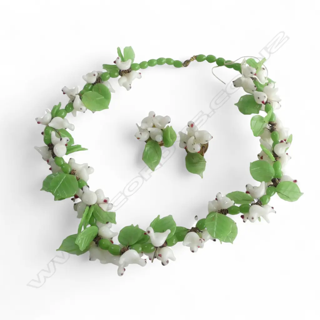 VINTAGE GLASS white birds on green leaves NECKLACE & EARRING SET Image 1++