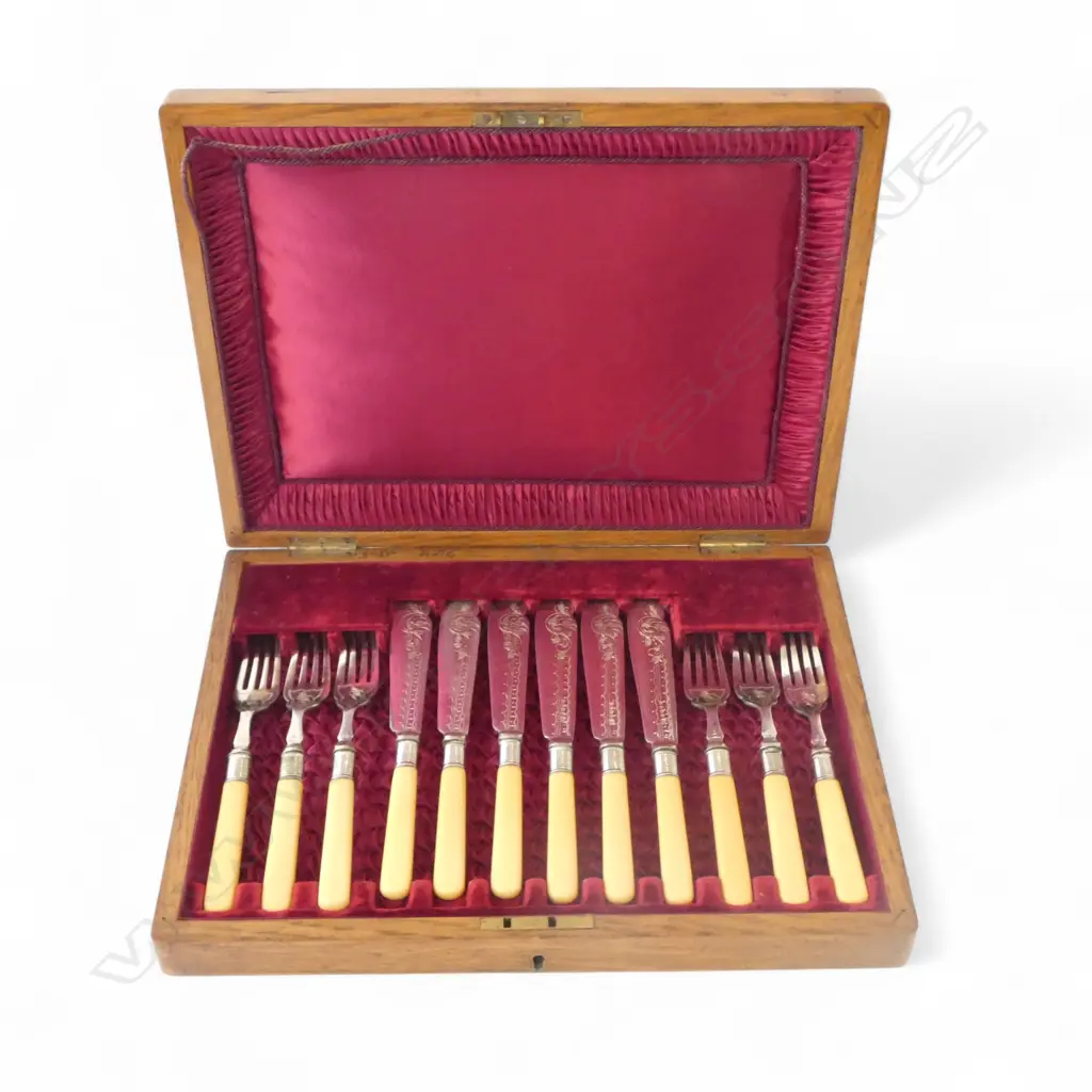 12 PLACE FISH SET, IN OAK CASE W.350mm Image 1++