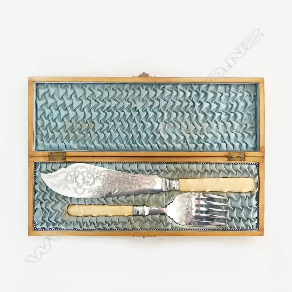 CASED ANTIQUE FISH SERVERS W.360mm Image 1++