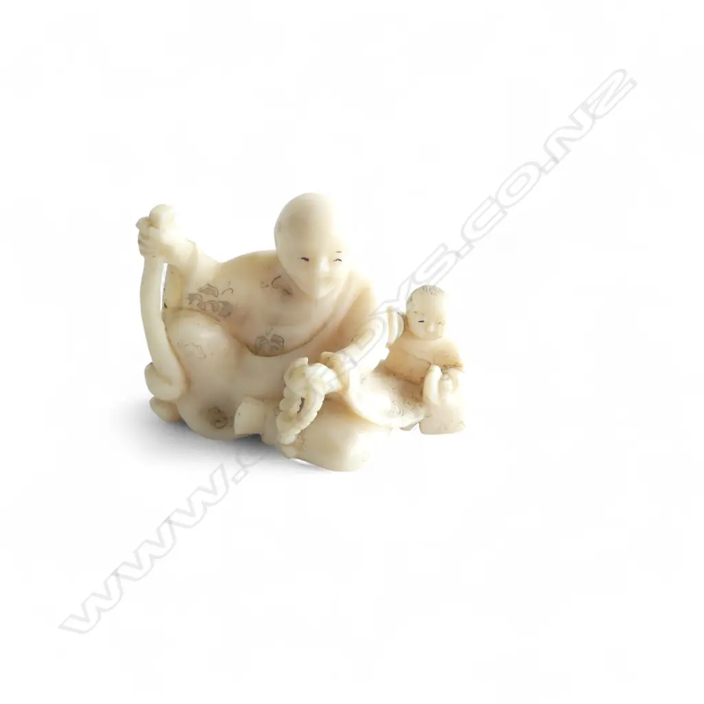 IVORY NETSUKE FIGURE GROUP SIGNED  Image 1++