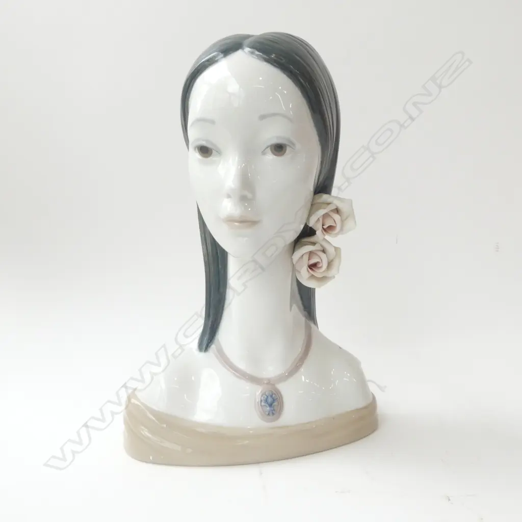 LLADRO BUST H.310mm Image 1++