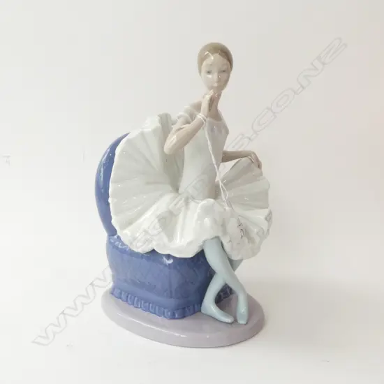 NAO SEATED BALLERINA H.245mm