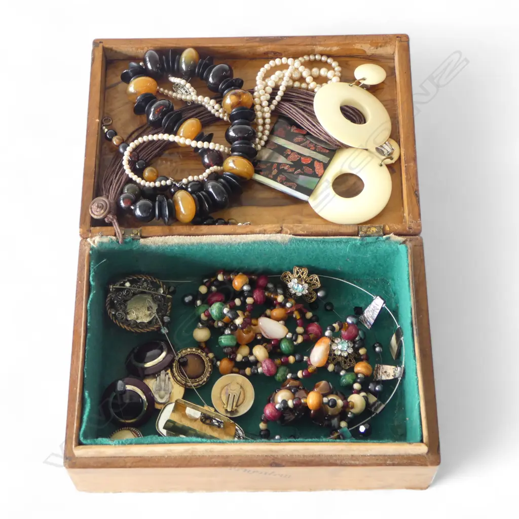 ASST. COSTUME JEWELLERY IN OLIVE WOOD BOX W.200mm Image 1++