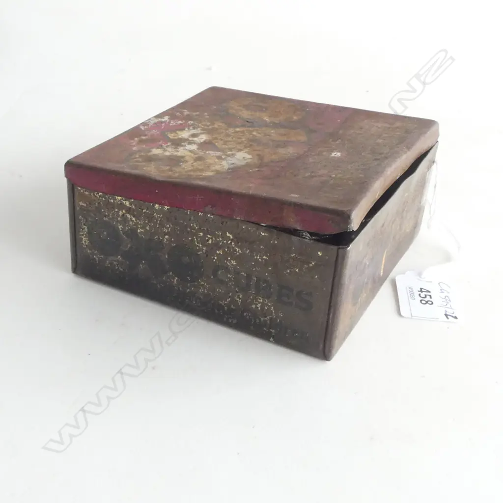 OLD OXO TIN w. ASST. JEWELLERY Image 1++