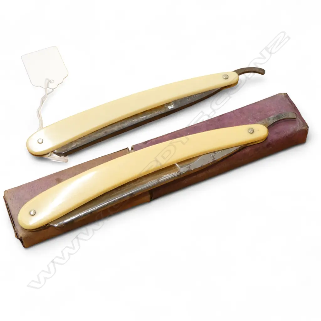 2 VINTAGE CUT THROAT RAZORS Image 1++