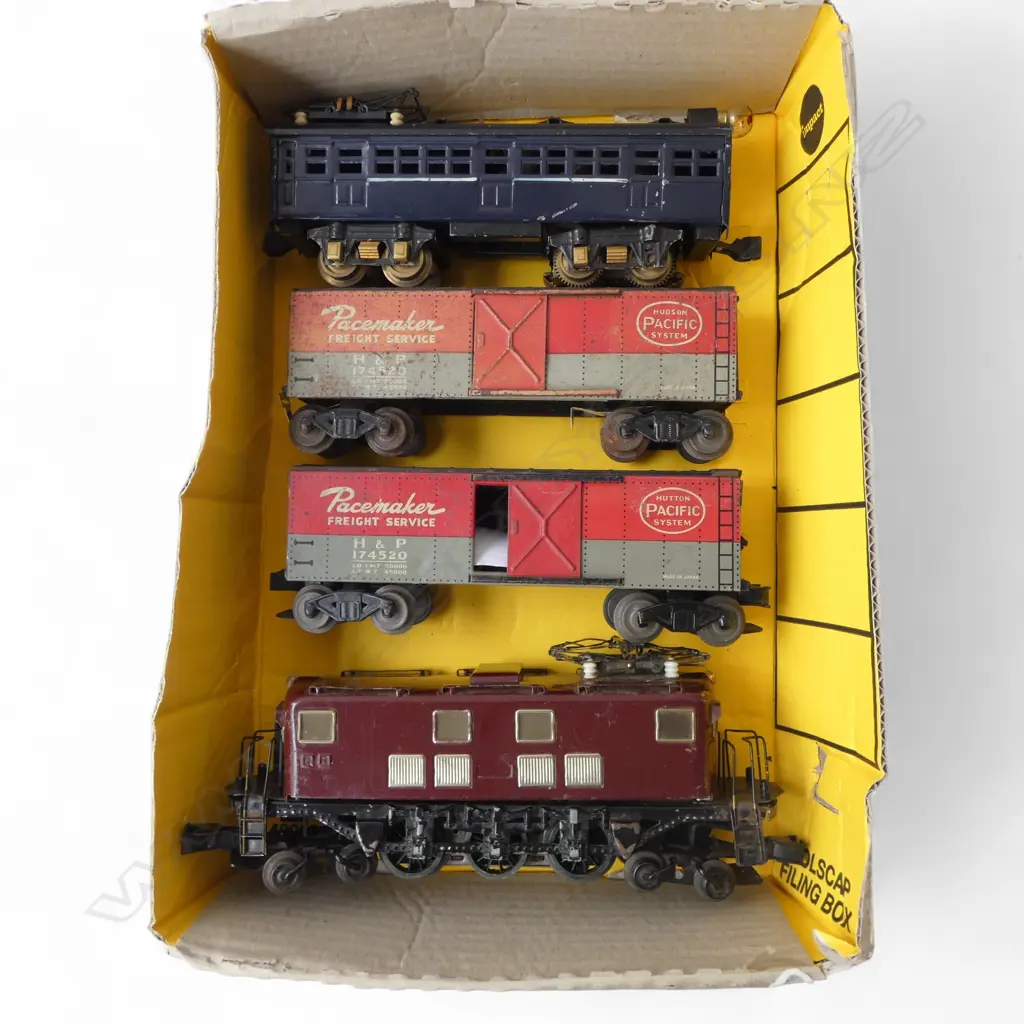 2 O GAUGE ELECTRIC RAILWAY ENGINES & 2 CARRIAGES Image 1++