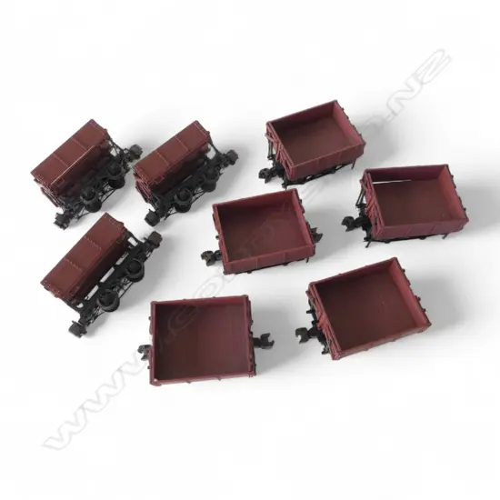 8 SHORT WHEELBASE TIPPER ORE CAR TRAIN CARRIAGES BY BACHMANN CHINA 105x190x90mm