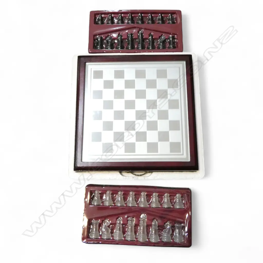 CASED TRAVEL CHESS SET + PIECES  Image 1++