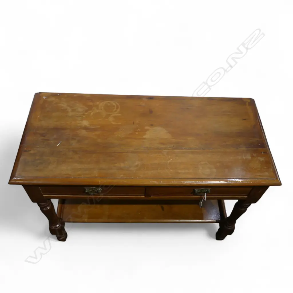 COLONIAL RIMU SIDE TABLE w. 2 FREIZE DRAWERS, FAULTS 990x445x760mm Image 1++