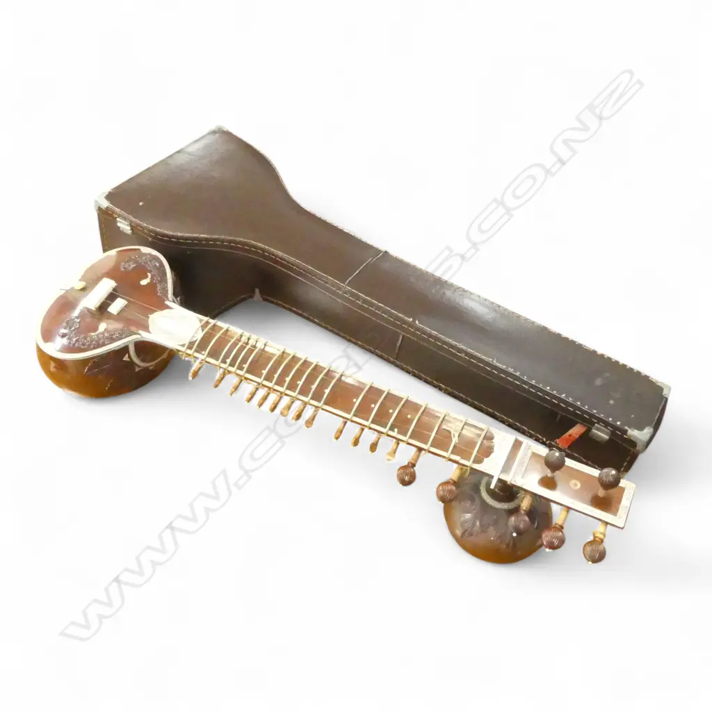 SITAR INDIAN STRINGED INSTRUMENT, CASED L.1220mm DAMAGED Image 1++