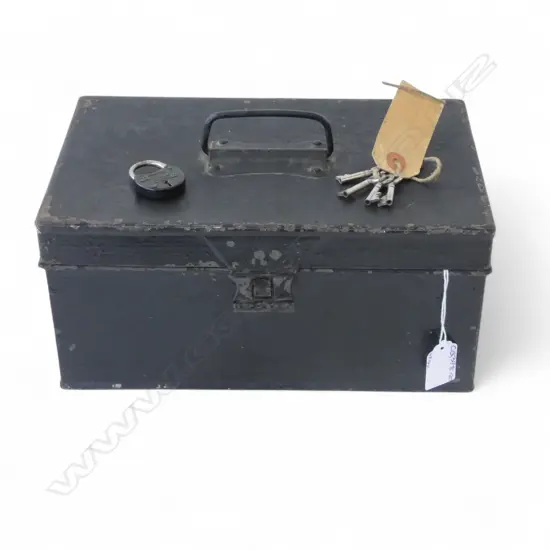 VINTAGE STRONG BOX 285x185x135mm with lock but keys do not correspond