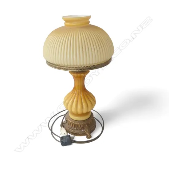 PORCELAIN TABLE LAMP ON BRASS METAL BASE w. GLASS SHADE H.480mm
