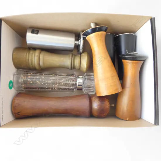 4 PEPPER GRINDERS + 2 SALT & PEPPER SETS, USA, FRANCE, ITALY, DENMARK