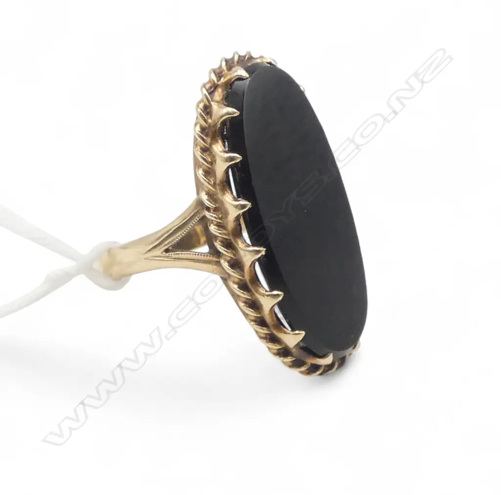 9ct VINTAGE BLACK ONYX MOURNING RING, 5.23gm Image 1++