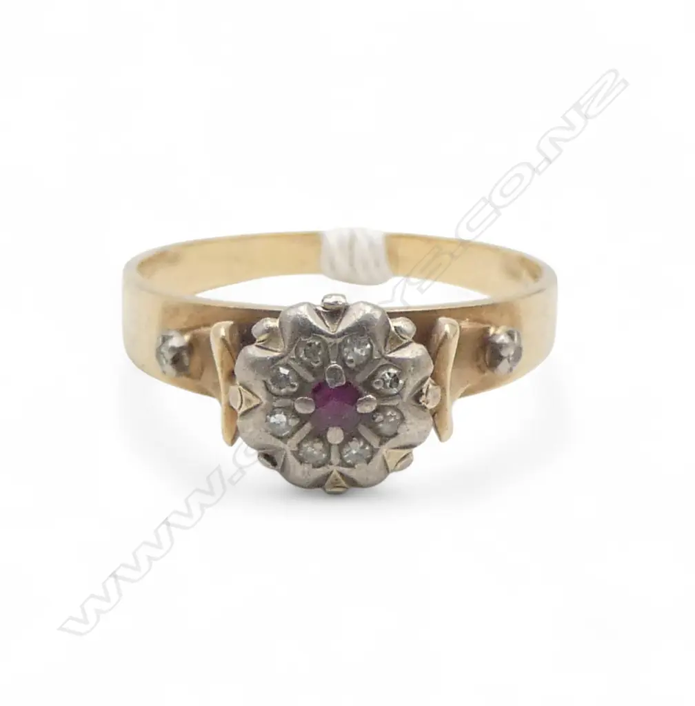 9ct GOLD RUBY & DIAMOND CLUSTER RING 3gms Image 1++