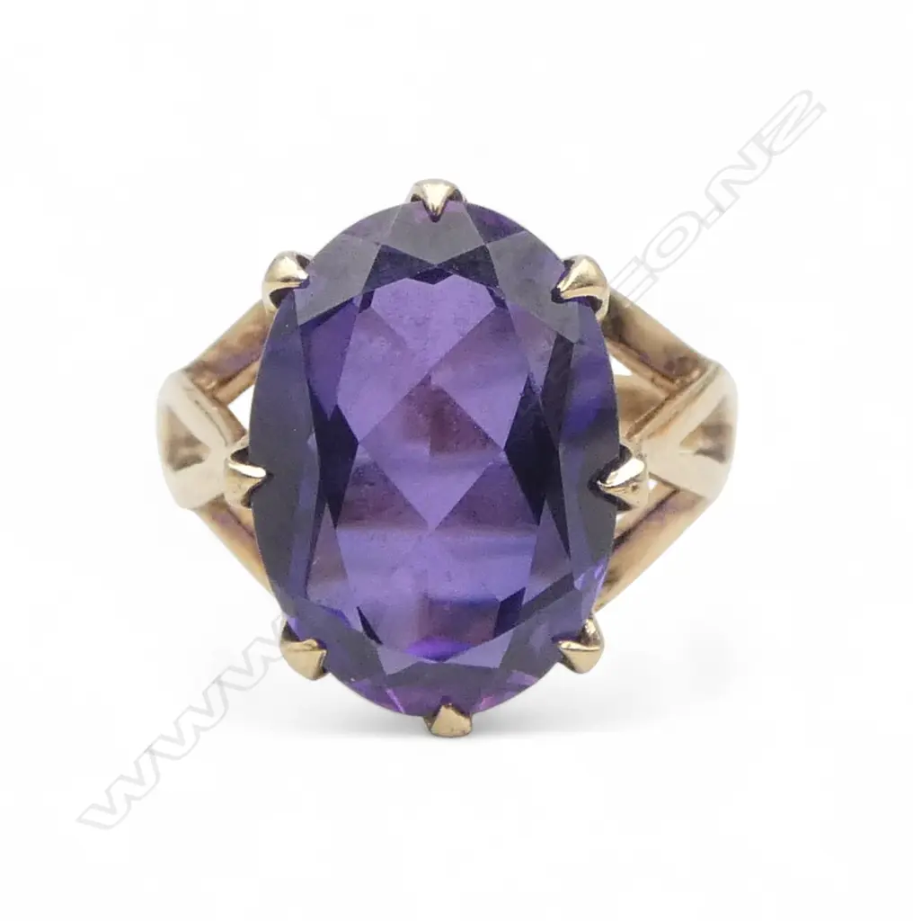 9ct PURPLE GEM SET RING, 4.1gm Image 1++