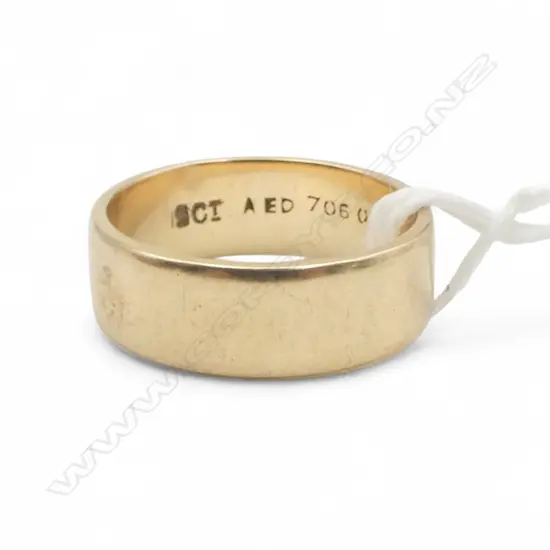 9CT GOLD WEDDER 6.12gms Approx 7mm wide SIZE S
