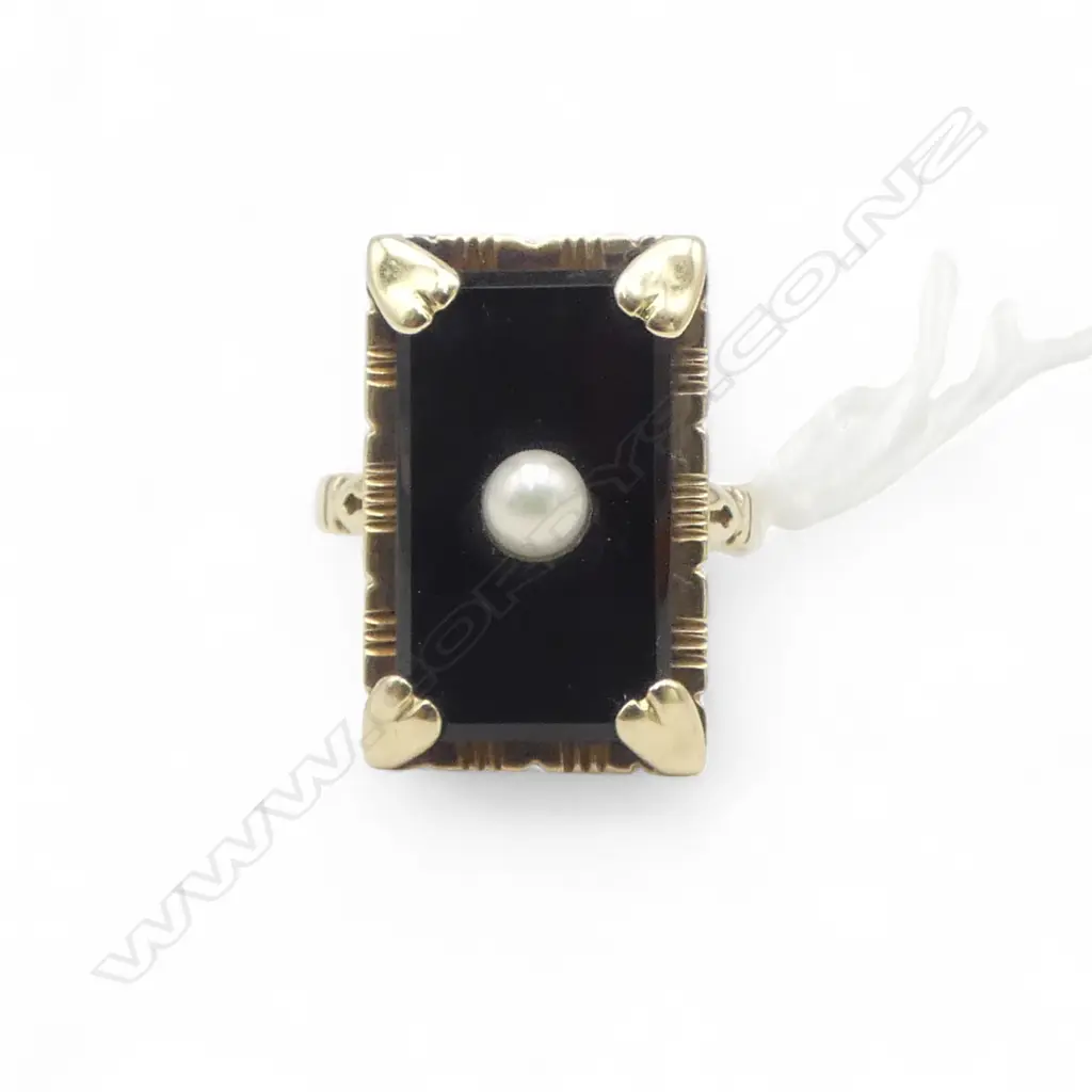 14ct VINTAGE BLACK ONYX & PEARL MOURNING RING, 4.34gm Image 1++
