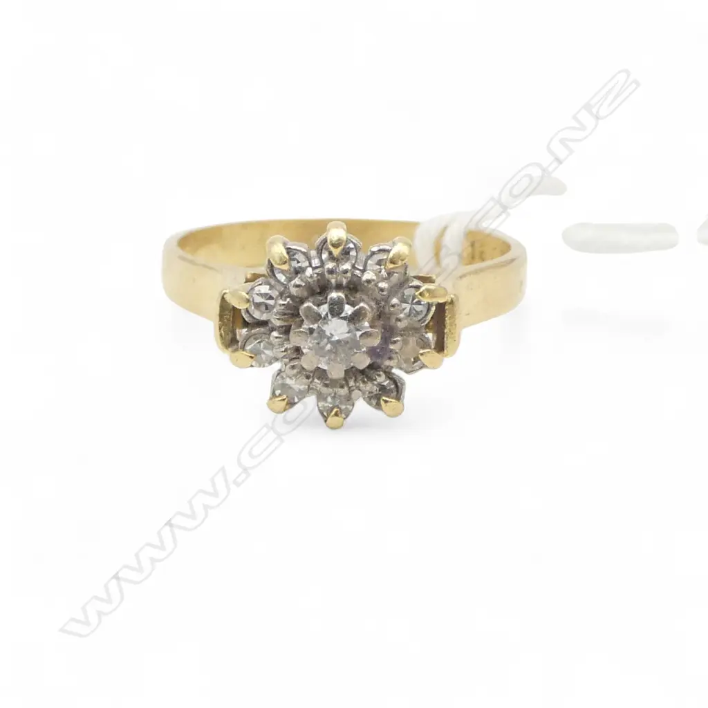 18CT GOLD AND DIAMOND CLUSTER RING 3.87gms Image 1++