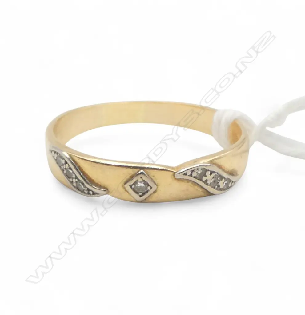 18CT GOLD AND DIAMOND BAND 2.85gms Image 1++