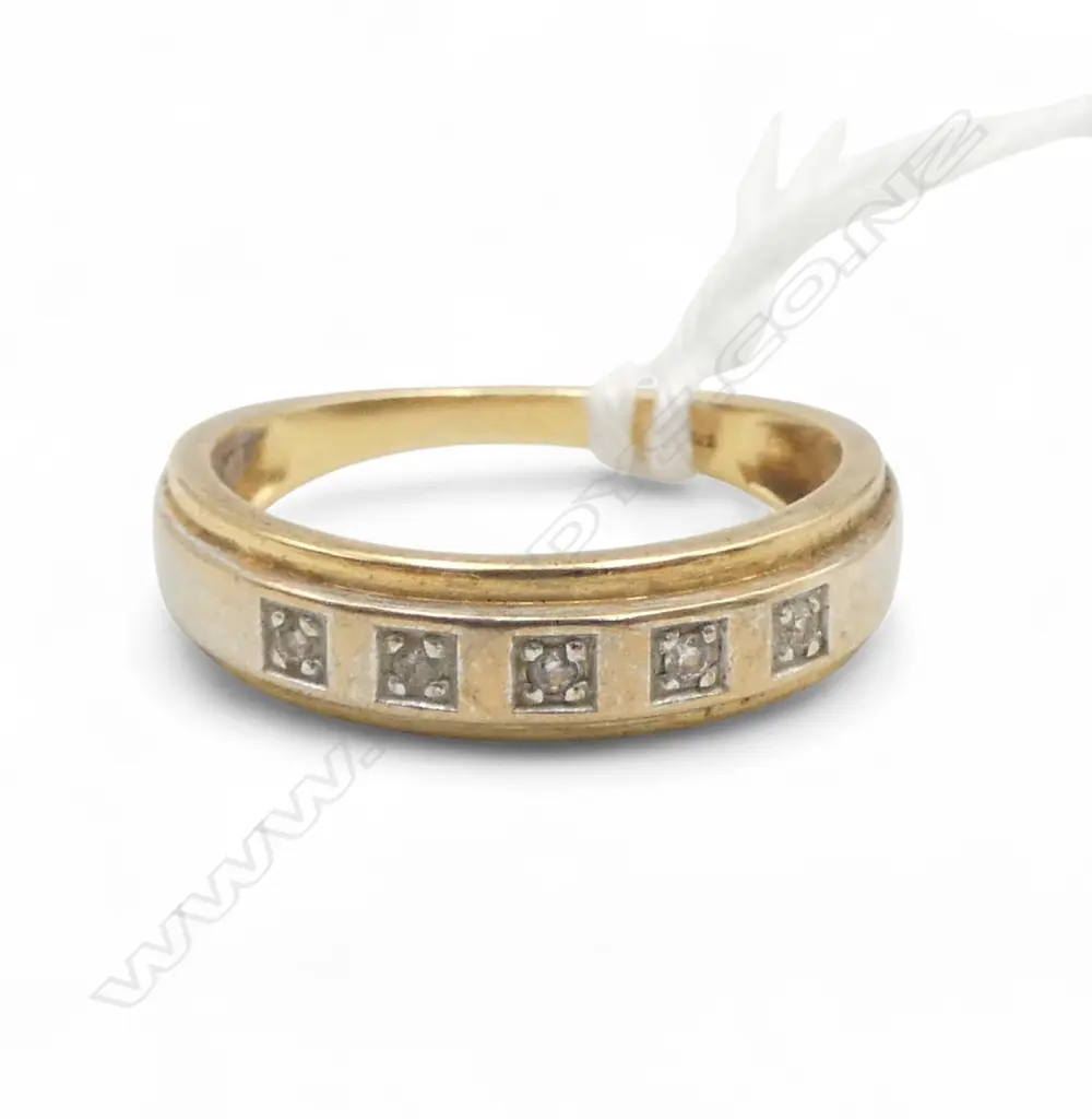 9CT GOLD AND DIAMOND BAND 2.42gms Image 1++