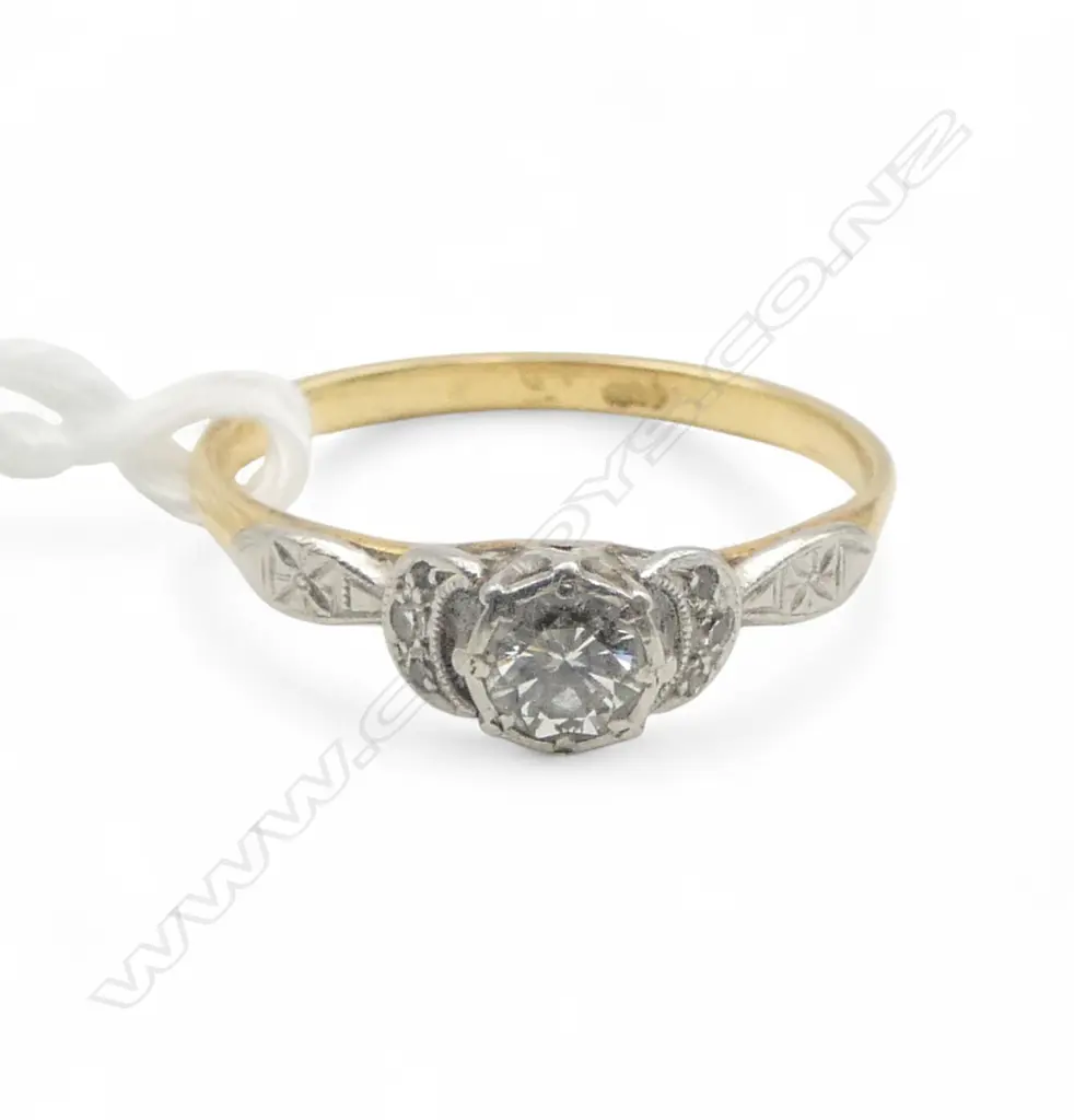 18CT GOLD AND DIAMOND SOLITAIRE RING 3.11gms Image 1++
