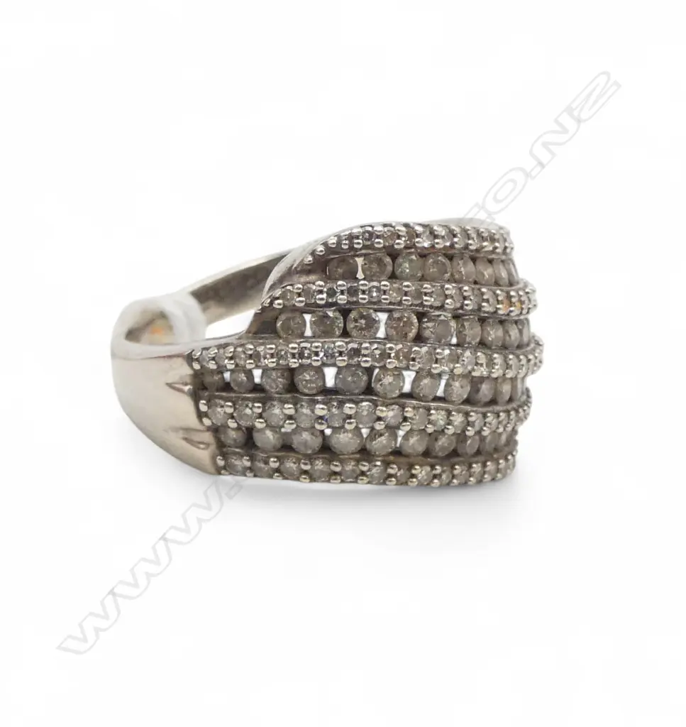 10ct WHITE GOLD & DIAMOND RING, 7.94gm Image 1++