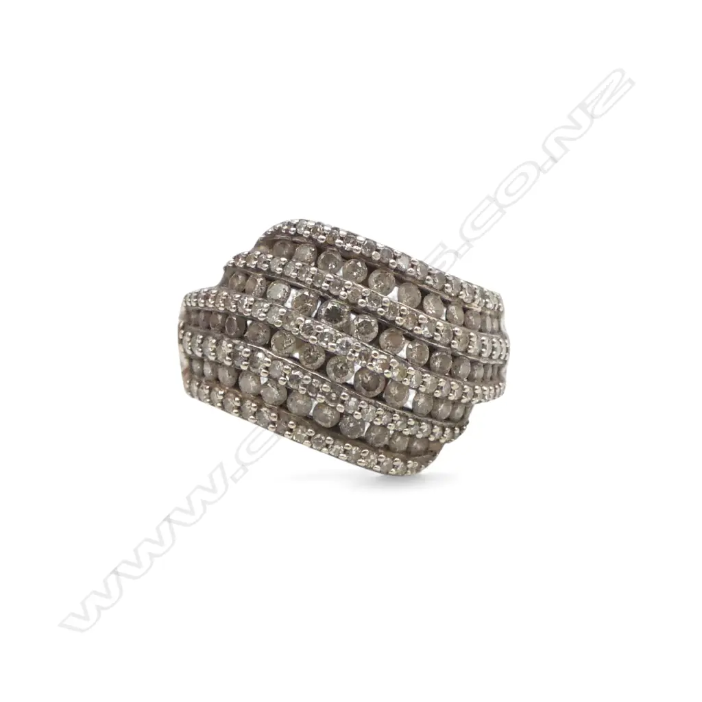 10ct WHITE GOLD & DIAMOND RING, 7.94gm Image 1++