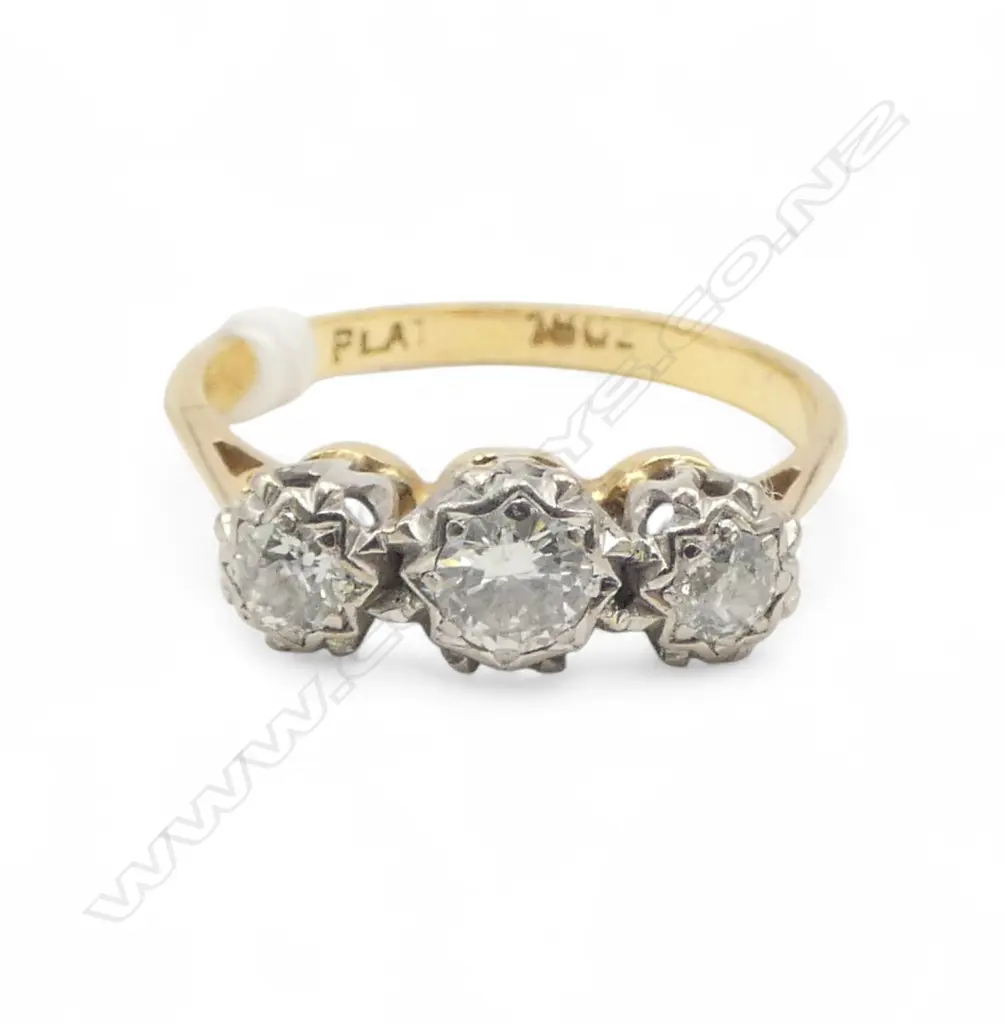 18ct PLATINUM & 3 STONE DIAMOND RING, 3gm, Dia.0.60ct Image 1++