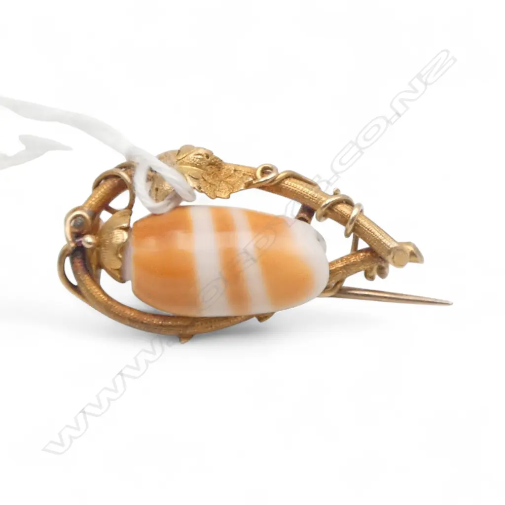 Victorian 9ct gold & shell brooch 4.42gms Image 1++