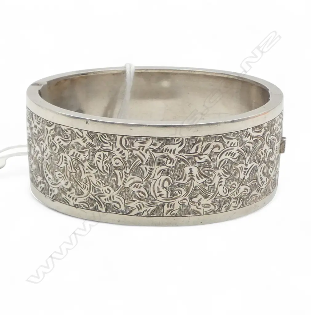 ANTIQUE ENGRAVED SILVER BRACELET, 26.36gms Image 1++