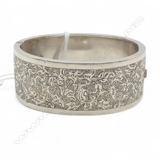 ANTIQUE ENGRAVED SILVER BRACELET, 26.36gms
