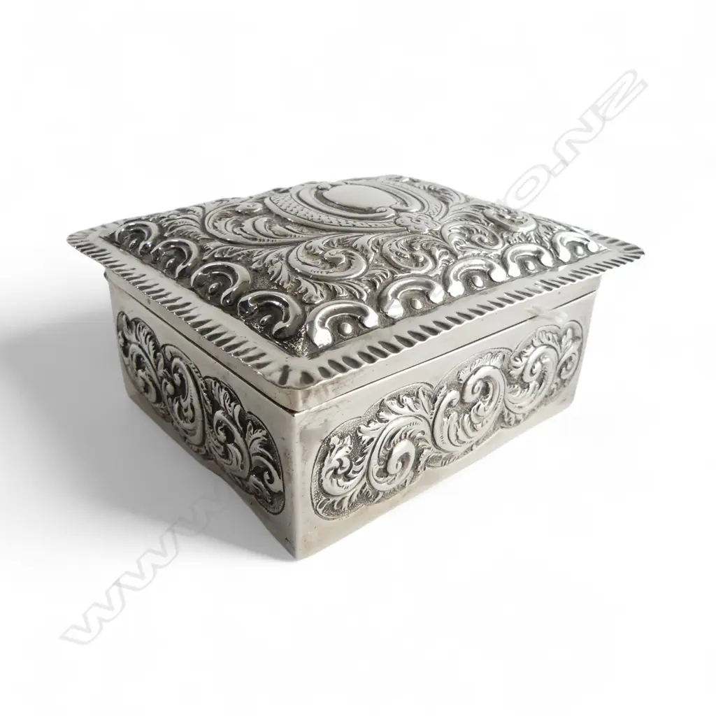 London 1889 SILVER EMBOSSED BOX wooden cedar base.  Silver weight 163gms Image 1++