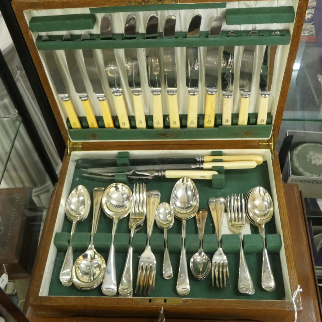 OAK CASED CANTEEN OF EP CUTLERY L390MM CARVERS INCLUDED Image 1++