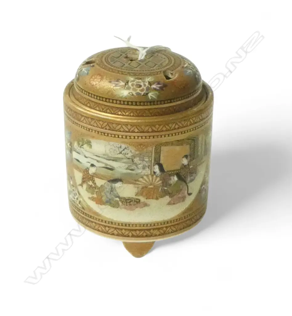 SATSUMA LIDDED CONTAINER, SIGNED TO BASE H.90mm, REPAIR & HAIRLINES Image 1++