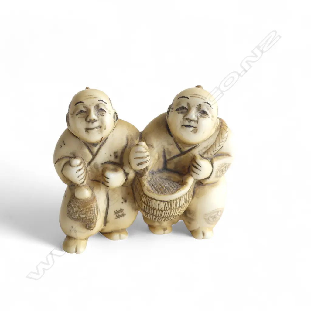 IVORY NETSUKE FIGURE GROUP signed Image 1++