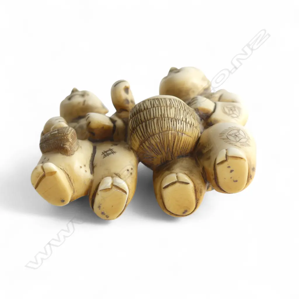 IVORY NETSUKE FIGURE GROUP signed Image 1++