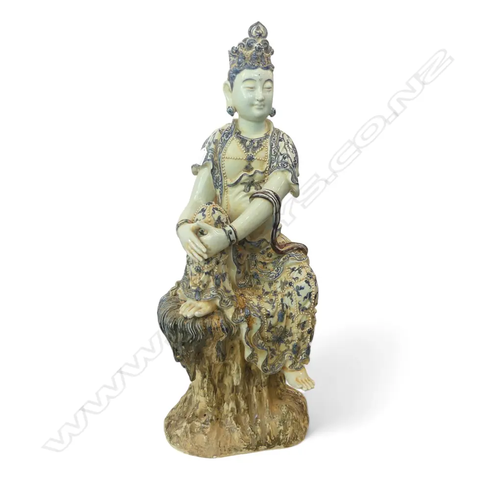 A BLUE AND WHITE CHINESE PORCELAIN FIGURINE OF A FEMALE FIGURE 850mm (H) Image 1++