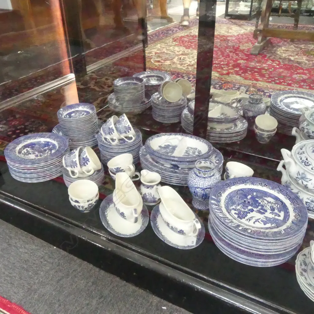 LGE PART blue & white Willow Pattern DINNER SERVICE Image 1++