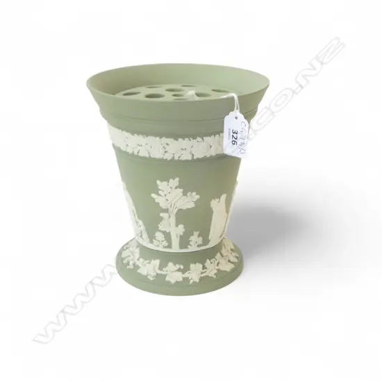 WEDGWOOD GREEN JASPERWARE VASE w. FROG H.180mm