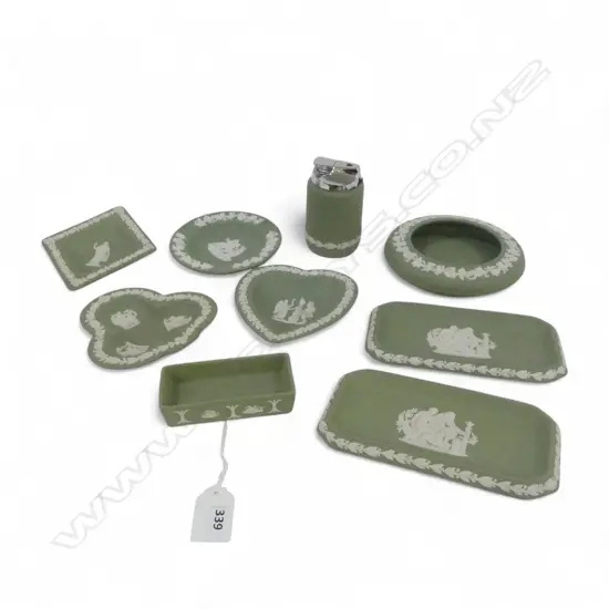 9 PCES WEDGWOOD GREEN JASPERWARE INCL. TABLE LIGHTER H.90mm