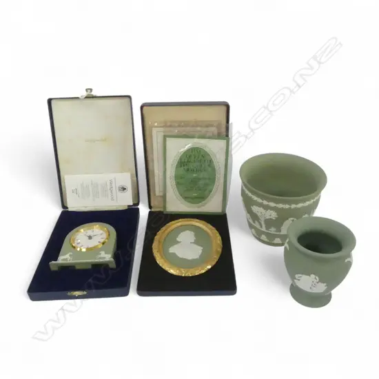 4 PCES WEDGWOOD GREEN JASPERWARE; 2 VASES + CLOCK & QUEEN MOTHER PLAQUE, CASED