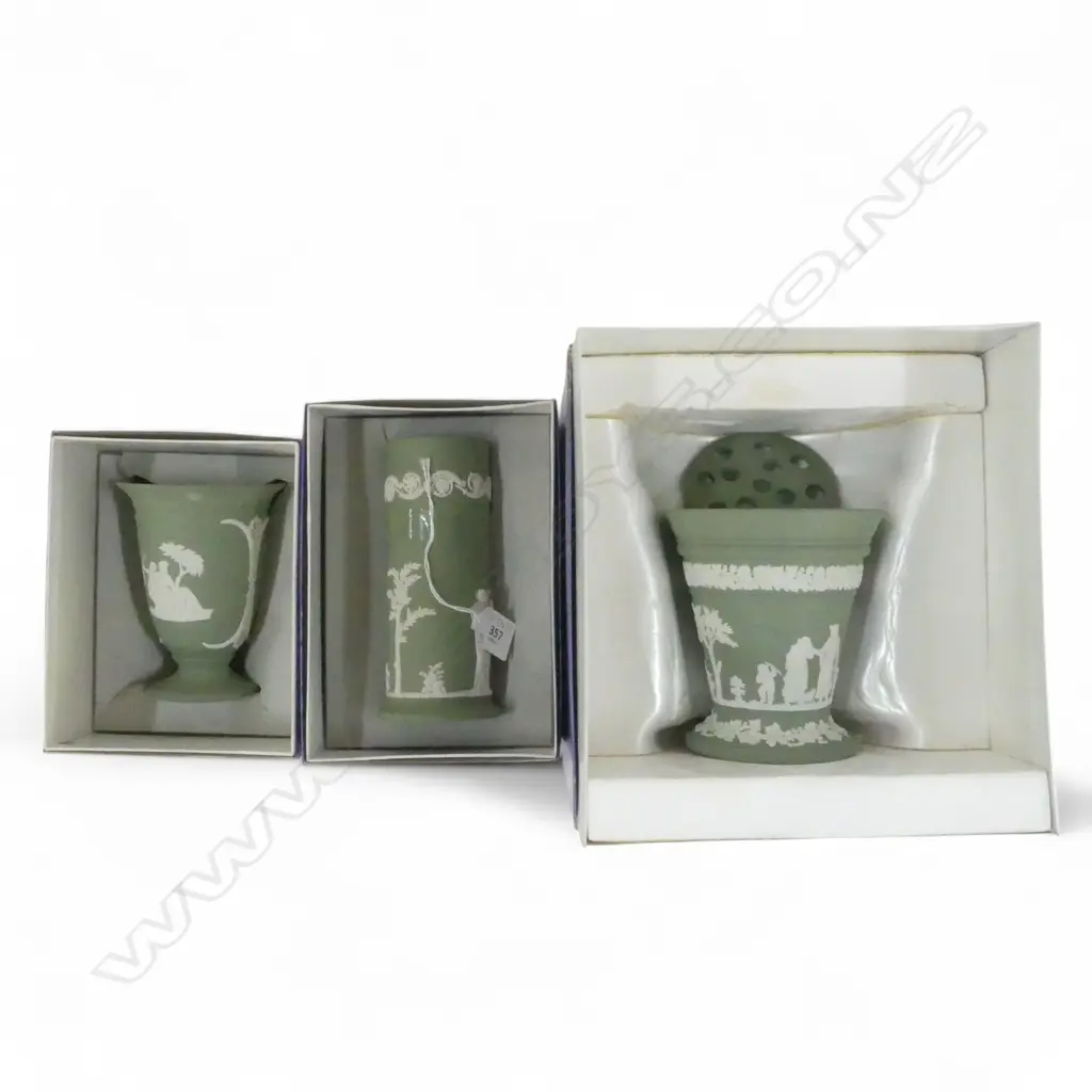 3 WEDGWOOD GREEN JASPERWARE VASES H.165mm, ALL BOXED Image 1++